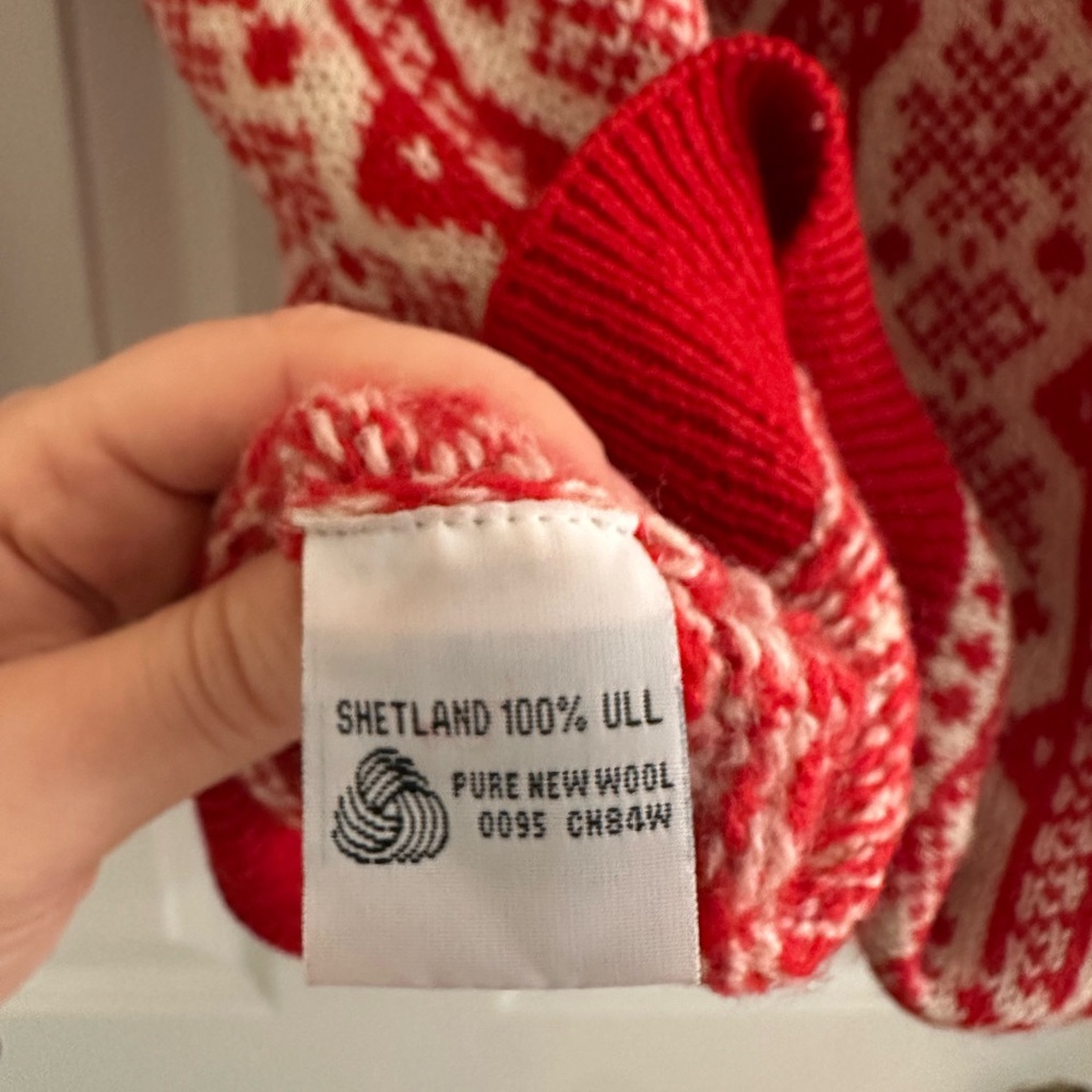 100% Wool Vintage Red and White Apres Ski Cozy Patterned Oversized Sweater - Picture 5 of 7